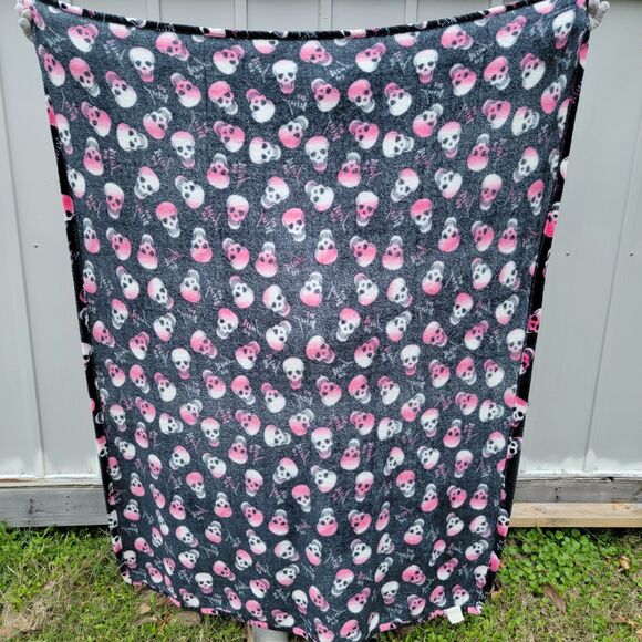 Love Betsey By Betsey Johnson Fleece Throw Black w/ Skulls 5'3" X 4'1" - Picture 4 of 6